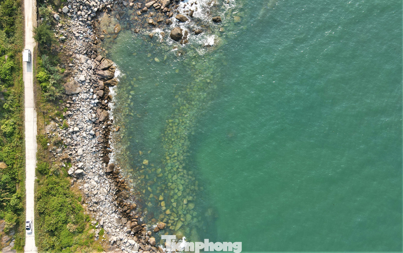 Với chiều dài đường bờ biển hơn 17km (Kỳ Xuân gần 13km, Cẩm Lĩnh hơn 4km), 2 bãi biển sở hữu vẻ đẹp hoang sơ của biển, rừng và những ghềnh đá đặc biệt, lộ rõ dưới làn nước trong xanh. Với chiều dài đường bờ biển hơn 17km (Kỳ Xuân gần 13km, Cẩm Lĩnh hơn 4km), 2 bãi biển sở hữu vẻ đẹp hoang sơ của biển, rừng và những ghềnh đá đặc biệt, lộ rõ dưới làn nước trong xanh.