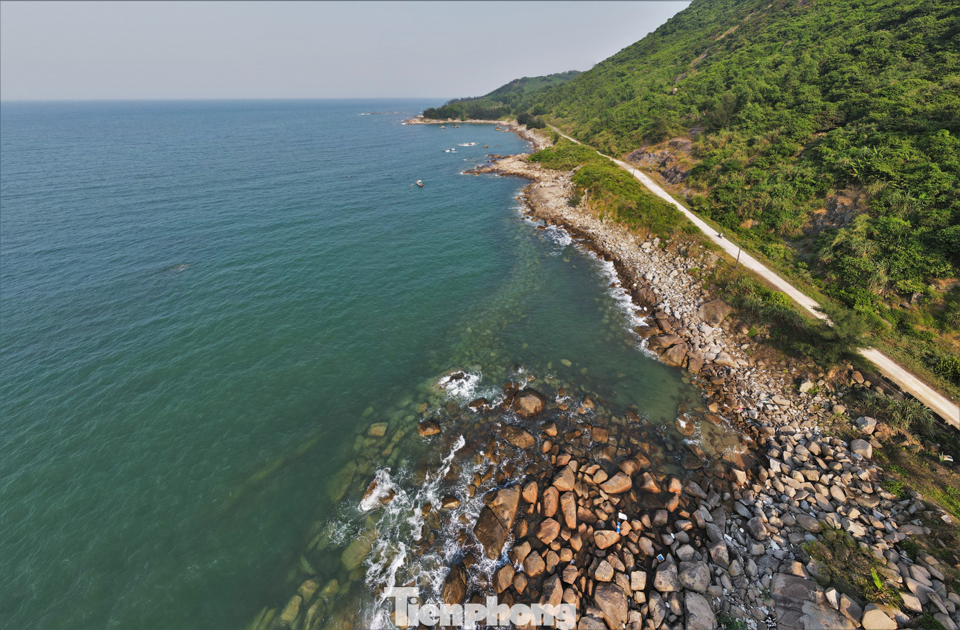 Ngoài bãi rêu xanh mới xuất hiện, du khách đến vùng biển này còn có thể khám phá những ghềnh đá nhấp nhô, bãi tắm hoang sơ ít người biết đến.