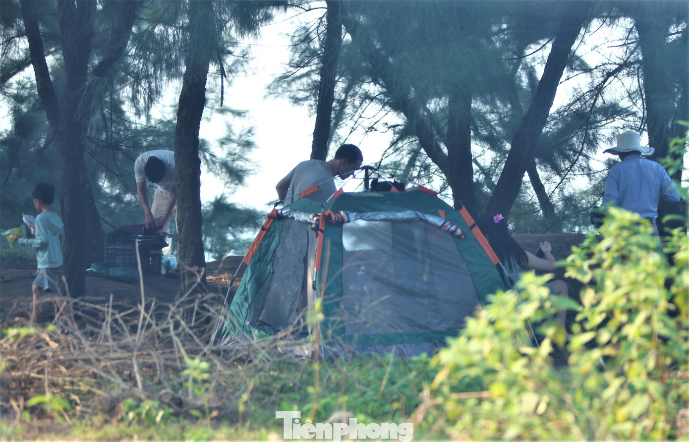 Du khách thích thú vui đùa, tắm mát bên những bãi cát mịn, ghềnh đá nhấp nhô rồi cắm trại, nấu nướng trên các tán rừng phi lao cạnh bờ biển. Du khách thích thú vui đùa, tắm mát bên những bãi cát mịn, ghềnh đá nhấp nhô rồi cắm trại, nấu nướng trên các tán rừng phi lao cạnh bờ biển.