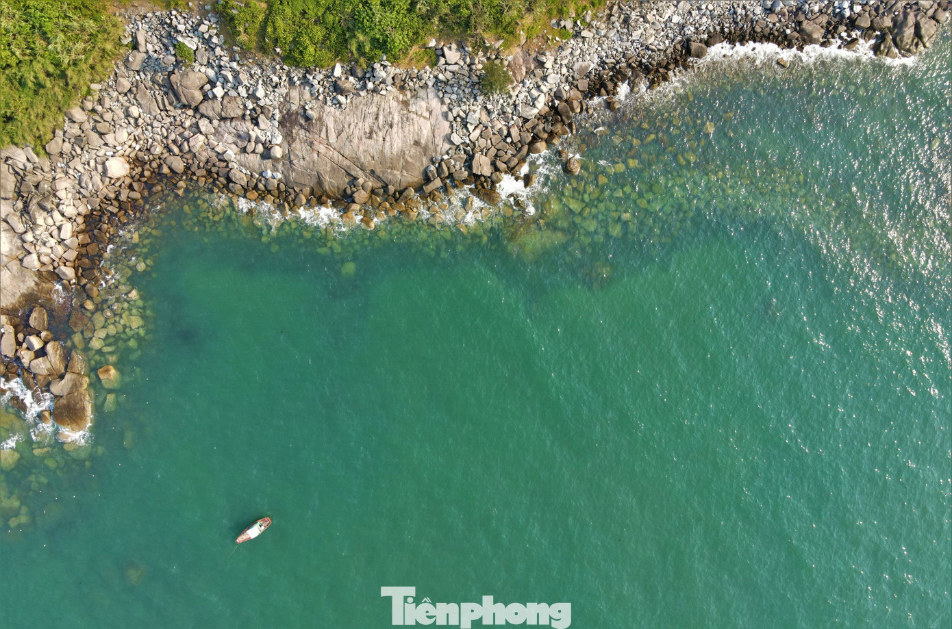 Bãi biển Kỳ Xuân được chia thành 3 bãi biển nhỏ là Xuân Thắng, Xuân Phú, Xuân Tiến. Ngoài ra, còn có 2 danh thắng rất độc đáo mà các bãi biển khác không thể có, đó là bãi Cu Kỳ (đất tổ của cu kỳ, loại chim biển vẻ ngoài giống cu gáy) thuộc bãi biển Xuân Thắng và bãi Én thuộc bãi biển Xuân Phú. Bãi biển Kỳ Xuân được chia thành 3 bãi biển nhỏ là Xuân Thắng, Xuân Phú, Xuân Tiến. Ngoài ra, còn có 2 danh thắng rất độc đáo mà các bãi biển khác không thể có, đó là bãi Cu Kỳ (đất tổ của cu kỳ, loại chim biển vẻ ngoài giống cu gáy) thuộc bãi biển Xuân Thắng và bãi Én thuộc bãi biển Xuân Phú.