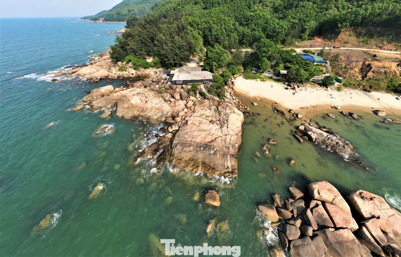 Những lèn đá, bãi đá nhấp nhô tự nhiên đan xen các bãi cát thoai thoải. Phía bên trên là tán rừng phi lao, rừng tràm phòng hộ cao vút ngăn gió, chắn sóng, càng tạo nên phong cảnh riêng biệt cho khu vực này. Những lèn đá, bãi đá nhấp nhô tự nhiên đan xen các bãi cát thoai thoải. Phía bên trên là tán rừng phi lao, rừng tràm phòng hộ cao vút ngăn gió, chắn sóng, càng tạo nên phong cảnh riêng biệt cho khu vực này.