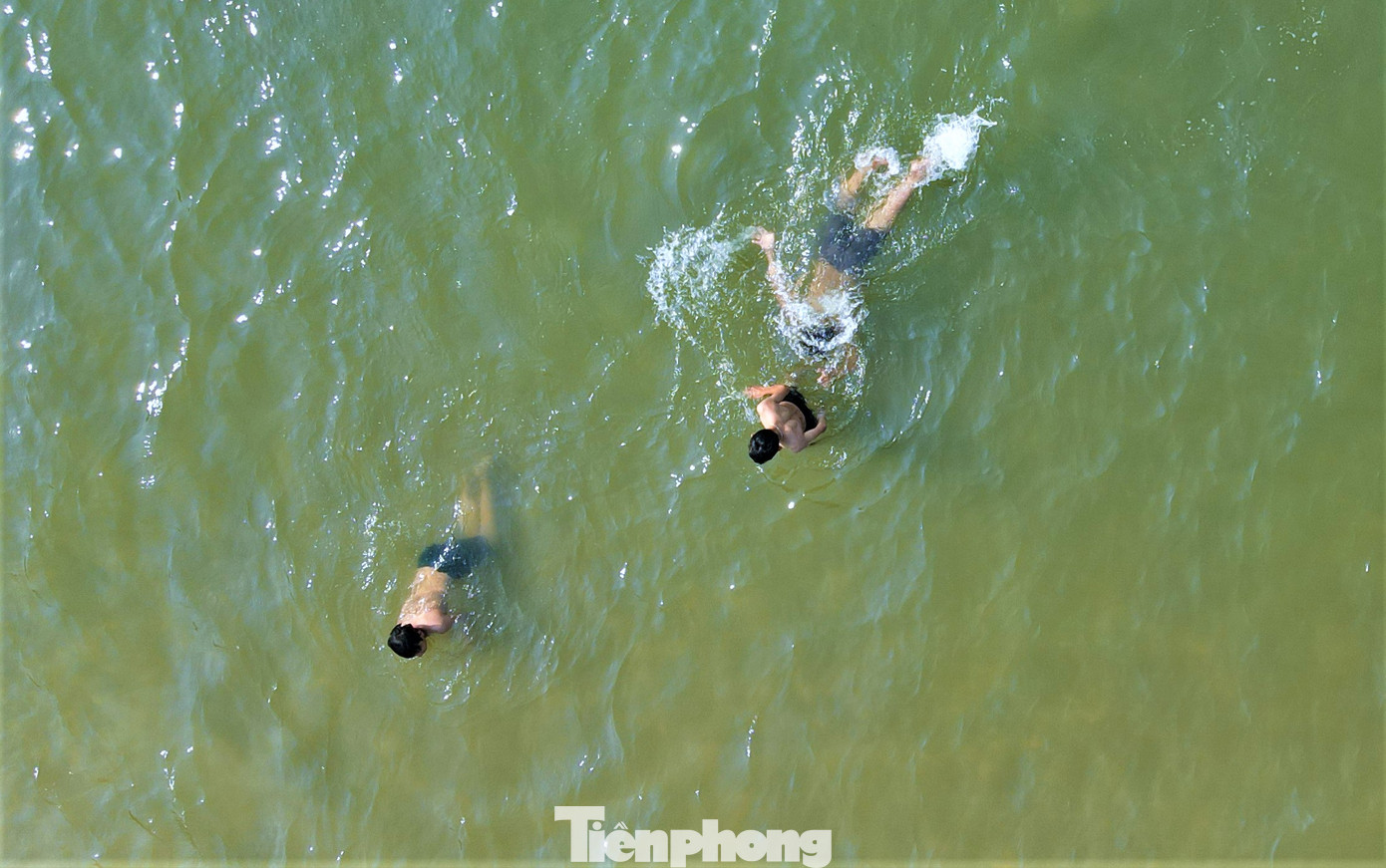 “Hai bãi biển Cẩm Lĩnh và Kỳ Xuân có các ghềnh đá rất đẹp nên khi đến đây không chỉ tắm mát, thưởng thức hải sản mà còn có điểm check-in lý tưởng”, chị Thanh Tâm (trú ở TP. Hà Tĩnh) chia sẻ. Trong hình, du khách thích thú hòa vào làn nước trong xanh. Mỗi chiều, người dân địa phương cũng đưa con em ra tắm mát dọc các bãi biển này. “Hai bãi biển Cẩm Lĩnh và Kỳ Xuân có các ghềnh đá rất đẹp nên khi đến đây không chỉ tắm mát, thưởng thức hải sản mà còn có điểm check-in lý tưởng”, chị Thanh Tâm (trú ở TP. Hà Tĩnh) chia sẻ. Trong hình, du khách thích thú hòa vào làn nước trong xanh. Mỗi chiều, người dân địa phương cũng đưa con em ra tắm mát dọc các bãi biển này.