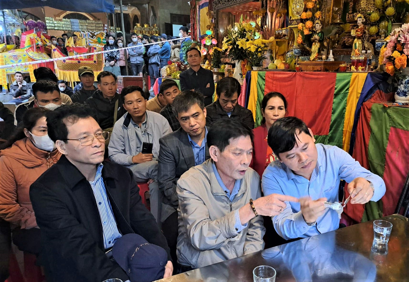 Thủ nhang Nguyễn Sỹ Quý bàn giao khóa hòm công đức đền Chợ Củi.