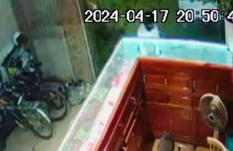 Tên cướp xông vào cướp tiệm vàng.