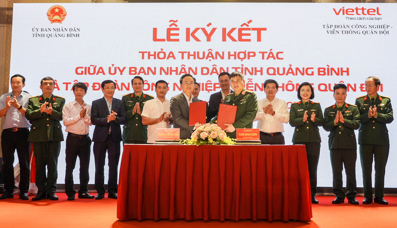 Đại diện lãnh đạo UBND tỉnh Quảng Bình và Tập đoàn Viettel ký kết Thỏa thuận hợp tác toàn diện.