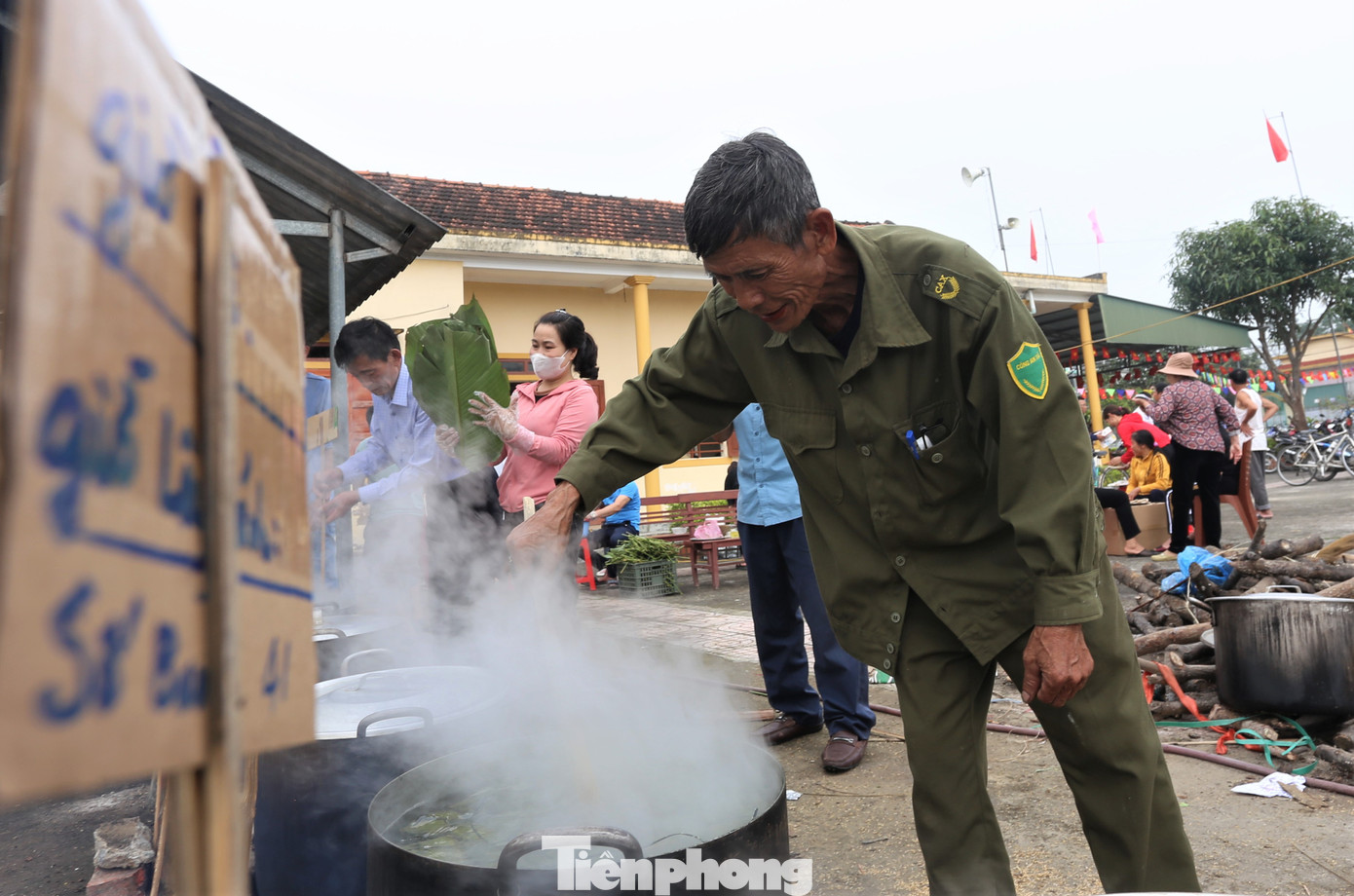 Ông Nguyễn Đức Hệ (SN 1958, Trưởng thôn Sơn Phú) cho biết: “Năm nay thôn sẽ gói 310 chiếc bánh chưng để phục vụ lễ hội. Các nguyên liệu gói bánh phải đầy đủ, sạch sẽ. Một quy ước là người gói, nấu bánh chưng, chuẩn bị mâm lễ dâng vua phải trong năm đó gia đình đầm ấm, không có tang”.