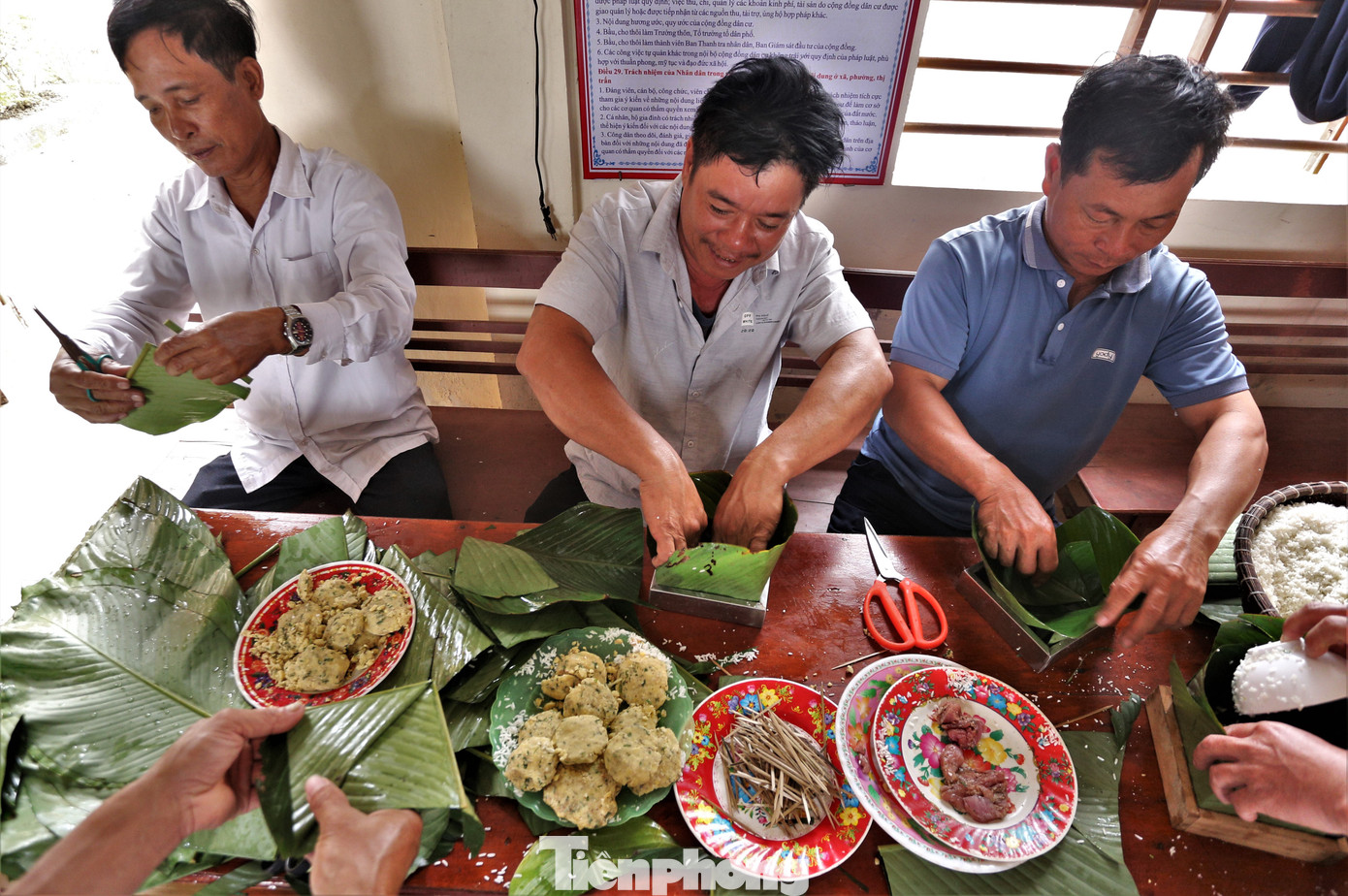 Ông Nguyễn Xuân Bắc - Chủ tịch UBND xã Mai Phụ cho biết: “Gần 10 năm qua, địa phương tổ chức việc gói bánh chưng, dâng lễ lên vua nhân ngày giỗ kỵ cho người dân các thôn. Ngoài những chiếc bánh vừa ngon, vừa đẹp, mâm cỗ còn có gà luộc, thịt heo và cơm. Mâm cúng vừa là tấm lòng dâng lên vua vừa để chấm thi bánh chưng đẹp”.