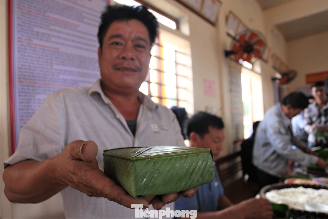 “Việc gói bánh dâng lễ tuy không khó nhưng phải thật cẩn thận để đảm bảo bánh có hình đẹp, vuông khuôn và không quá chặt để bánh chín ngon”, ông Nguyễn Văn Châu (50 tuổi) chia sẻ.