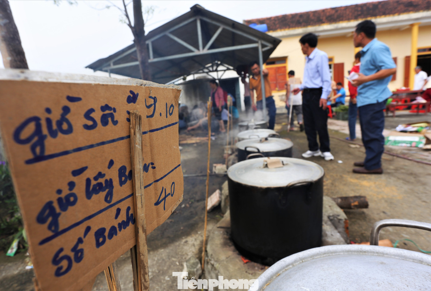 Các nồi bánh được ghi rõ số chiếc, thời gian sôi để đảm bảo chín đúng thời gian.