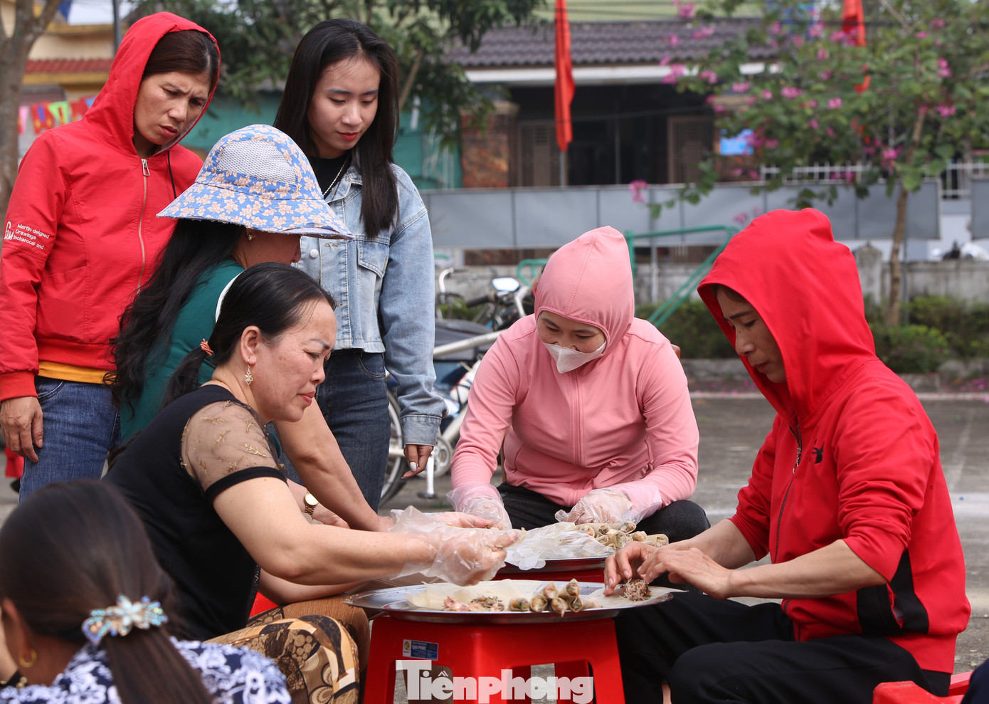 Ngoài bánh, phụ nữ trong thôn còn làm ram và các món ăn khác để chuẩn bị cho mâm lễ.