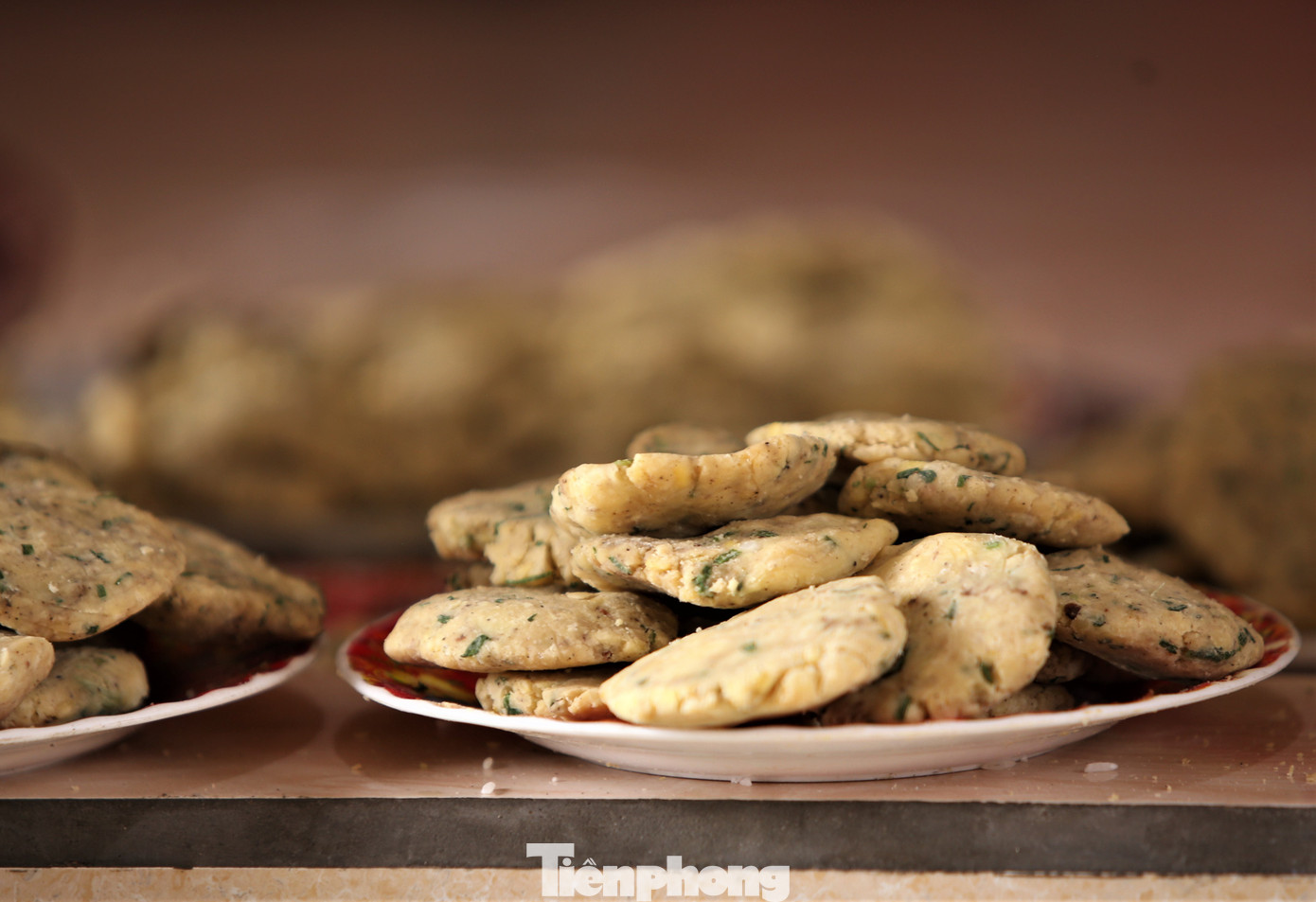 Người dân vui vẻ mỗi người một việc để cùng nhau chuẩn bị nguyên liệu đầy đủ, gói bánh đẹp, ngon.