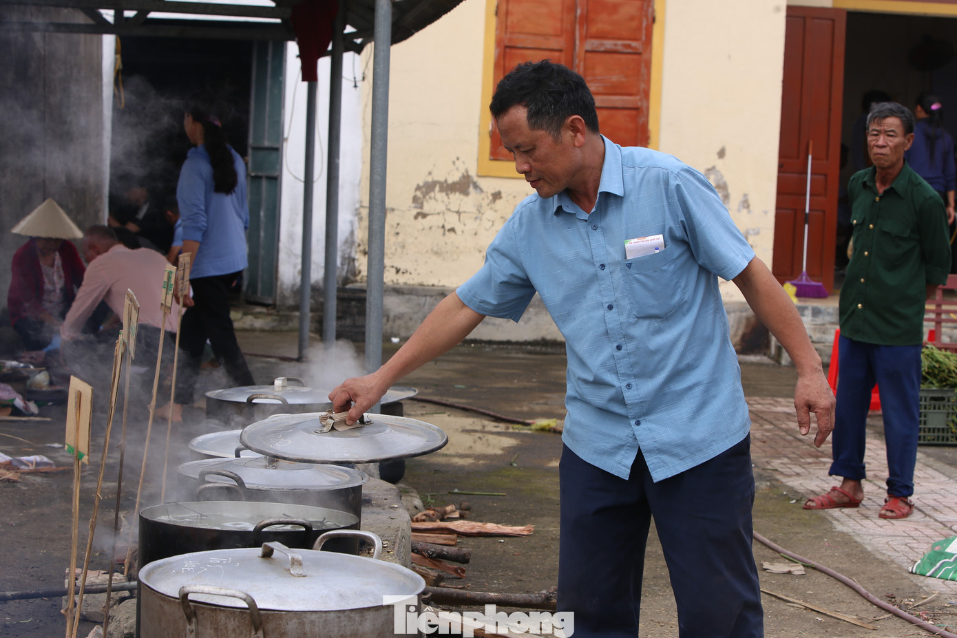 Để làm ra được những chiếc bánh chưng vuông vức và đẹp mắt dâng vua, người làm cần có tay nghề khéo léo. Bánh sau đó được nấu 6 tiếng đồng hồ.