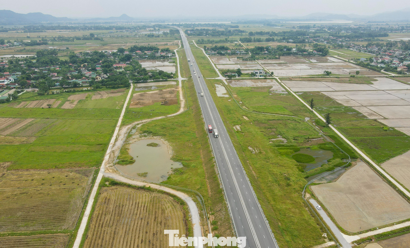 Theo tiêu chuẩn thiết kế đường cao tốc, trung bình 50 – 60 km cần bố trí một trạm dừng nghỉ cung cấp các dịch vụ cơ bản như xăng, dầu, sửa chữa nhỏ và dừng xe, có nhà nghỉ, nhà vệ sinh, cửa hàng ăn. Với hơn 107 km cao tốc qua địa bàn, Hà Tĩnh có 2 trạm dừng nghỉ được đặt tại Km478+200 cao tốc Diễn Châu – Bãi Vọt ở địa phận xã Yên Hồ (huyện Đức Thọ) và Km534+310 cao tốc Hàm Nghi – Vũng Áng thuộc địa phận xã Cẩm Hưng (huyện Cẩm Xuyên). Trong hình là trạm dừng nghỉ qua huyện Đức Thọ song chưa được xây dựng.