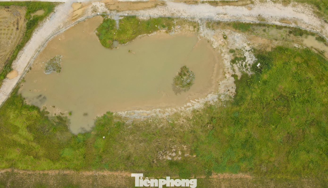 Tuy nhiên, theo ghi nhận, trên khu vực xây trạm dừng nghỉ là 2 bãi đất trống, cỏ mọc um tùm, không có máy móc cho thấy việc thi công. Lãnh đạo UBND huyện Đức Thọ cho biết, địa phương đã hoàn tất công tác giải phóng mặt bằng cho trạm dừng nghỉ từ tháng 11/2024. Huyện cũng đã cấp giấy phép môi trường xây dựng trạm dừng nghỉ sau khi nhà đầu tư có hồ sơ, văn bản đề nghị. Tuy nhiên không hiểu sao đến nay chủ đầu tư chưa triển khai thi công.