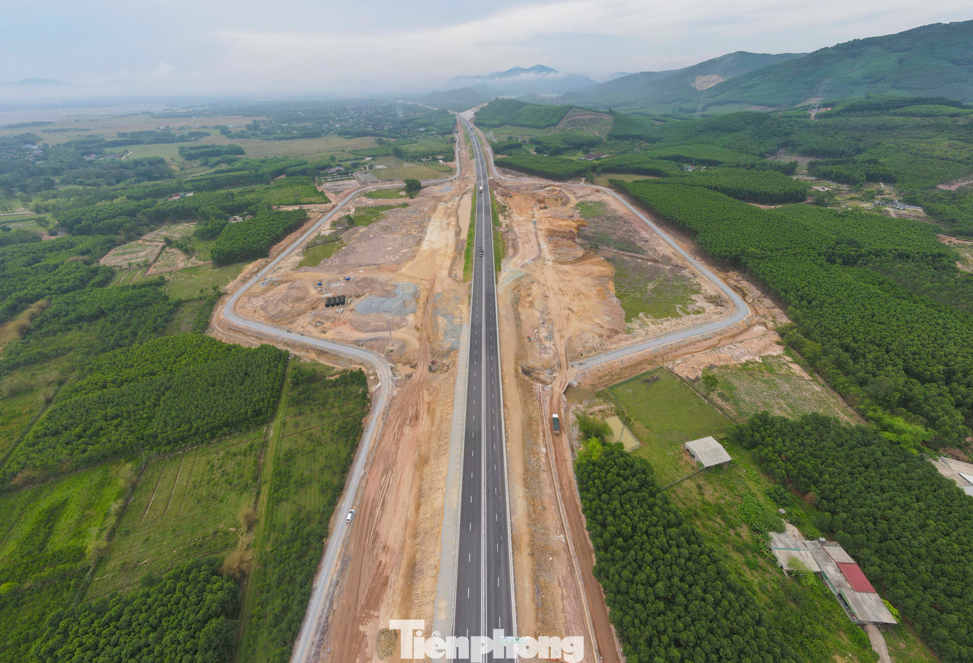 Ông Nguyễn Khắc Trung - Giám đốc Ban điều hành dự án cao tốc Bắc - Nam đoạn Hàm Nghi - Vũng Áng (Ban Quản lý Dự án Thăng Long - Bộ Xây dựng) - cho biết, theo hợp đồng đến tháng 3/2026, trạm dừng nghỉ cao tốc sẽ hoàn thành, đưa vào sử dụng. Hiện chủ đầu tư đang triển khai san lấp nền, xây dựng một số hạng mục của trạm dừng nghỉ.