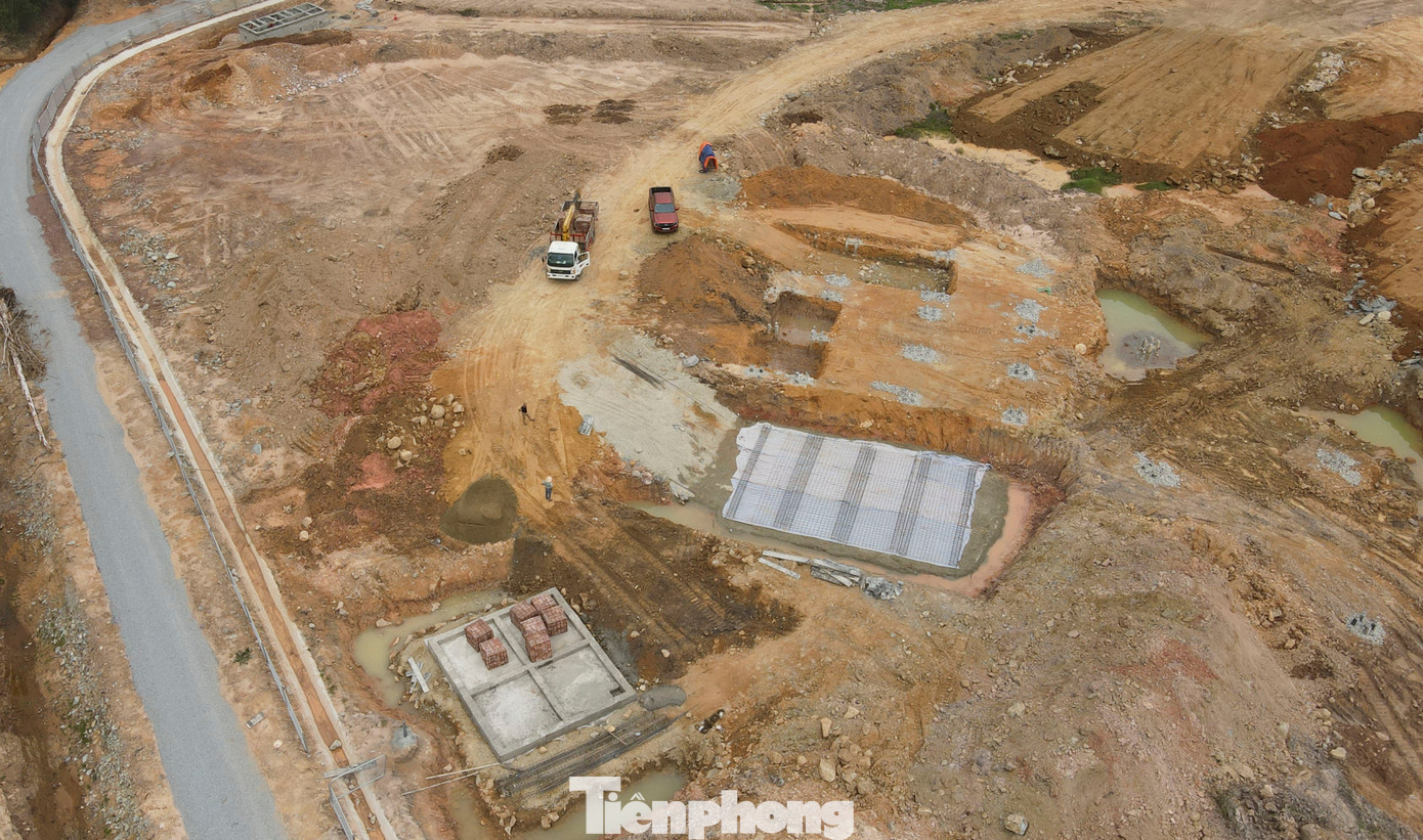 Tranh thủ thời tiết thuận lợi, chủ đầu tư yêu cầu các đơn vị thực hiện dự án đẩy nhanh việc san lấp mặt bằng, xây dựng các hạng mục tại trạm dừng nghỉ Cẩm Hưng trên cao tốc Hàm Nghi – Vũng Áng.