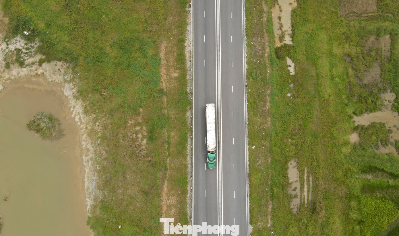 Tuy nhiên, theo ghi nhận, trên khu vực xây trạm dừng nghỉ là 2 bãi đất trống, cỏ mọc um tùm, không có máy móc cho thấy việc thi công. Lãnh đạo UBND huyện Đức Thọ cho biết, địa phương đã hoàn tất công tác giải phóng mặt bằng cho trạm dừng nghỉ từ tháng 11/2024. Huyện cũng đã cấp giấy phép môi trường xây dựng trạm dừng nghỉ sau khi nhà đầu tư có hồ sơ, văn bản đề nghị. Tuy nhiên không hiểu sao đến nay chủ đầu tư chưa triển khai thi công.