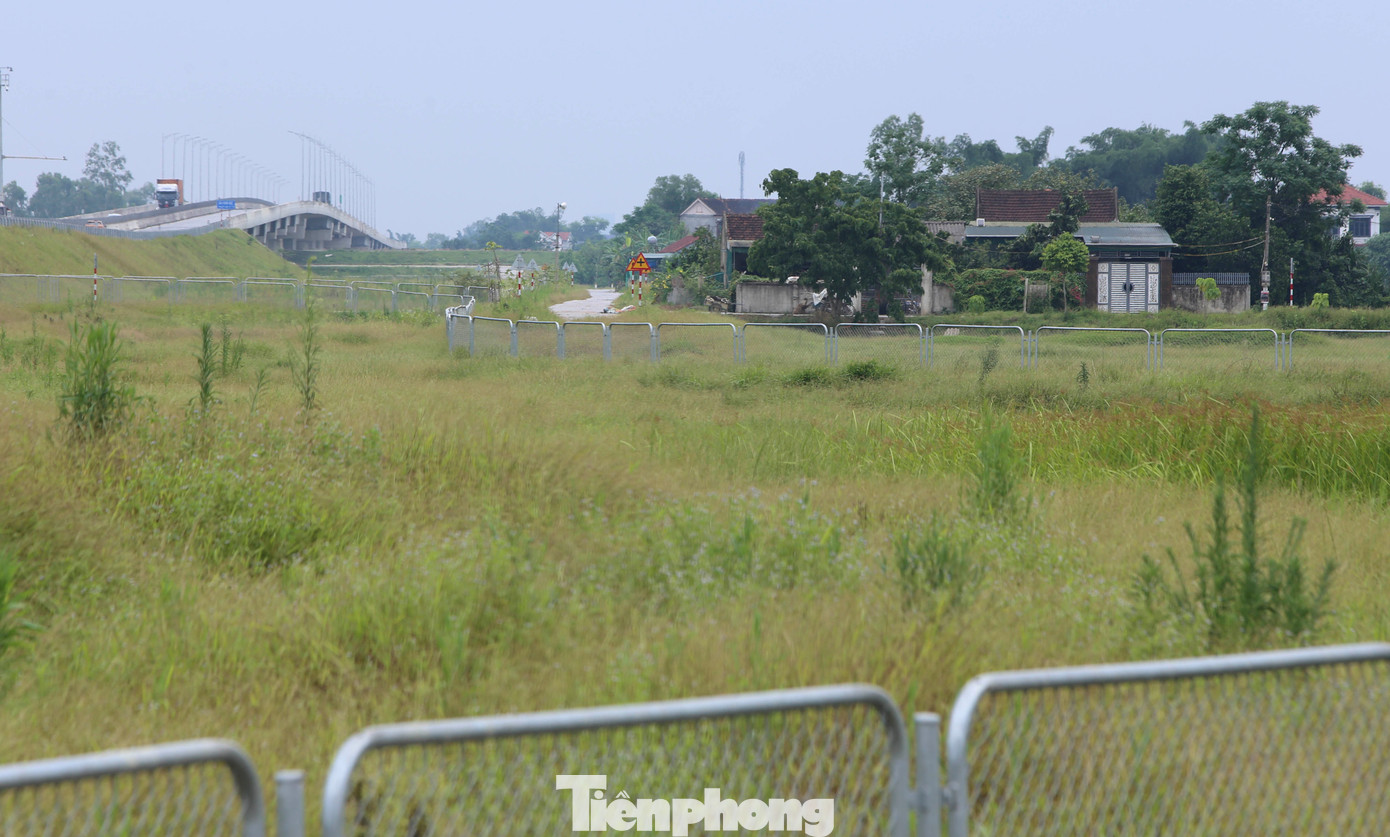 Diện tích đất để xây dựng trạm dừng nghỉ đã được dựng hàng rào thép bao quanh. Theo mốc thời gian yêu cầu của Chính phủ chỉ còn chưa tới 6 tháng, trong khi từ tháng 9 trở đi, Hà Tĩnh bước vào mùa mưa, việc thi công sẽ bị ảnh hưởng, rất khó để trạm dừng nghỉ cao tốc Diễn Châu - Bãi Vọt có thể “về đích” đúng yêu cầu.