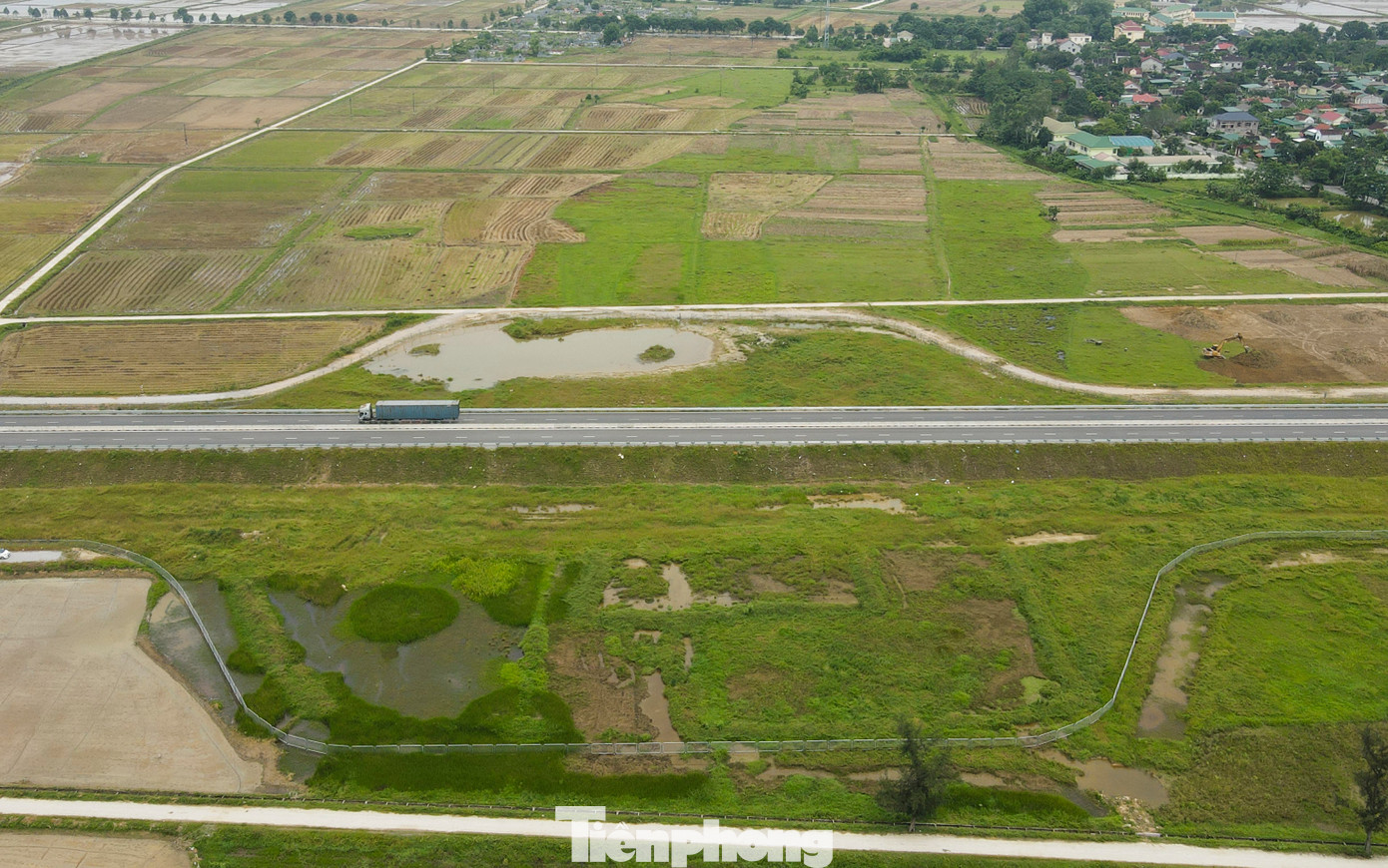 Tại trạm dừng nghỉ trên cao tốc Diễn Châu – Bãi Vọt ở xã Yên Hồ, huyện Đức Thọ được quy hoạch trên diện tích 6 ha (3 ha mỗi bên). Liên danh Tập đoàn Xăng dầu Việt Nam (Petrolimex) - Công ty Xăng dầu Thừa Thiên Huế là nhà đầu tư trạm dừng nghỉ cao tốc Diễn Châu - Bãi Vọt ở xã Yên Hồ, huyện Đức Thọ với chi phí xây dựng hơn 210 tỷ đồng.