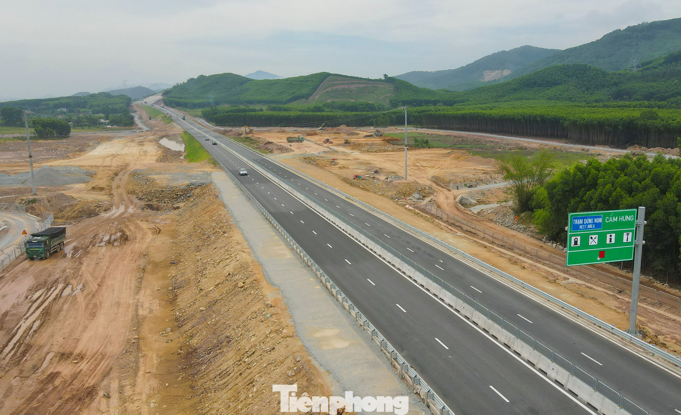 Đối lập với trạm dừng nghỉ trên cao tốc Diễn Châu – Bãi Vọt, tại trạm dừng nghỉ trên cao tốc Hàm Nghi – Vũng Áng ở xã Cẩm Hưng (huyện Cẩm Xuyên) có diện tích 10 ha (5 ha mỗi bên) đang được chủ đầu tư nỗ lực thi công.