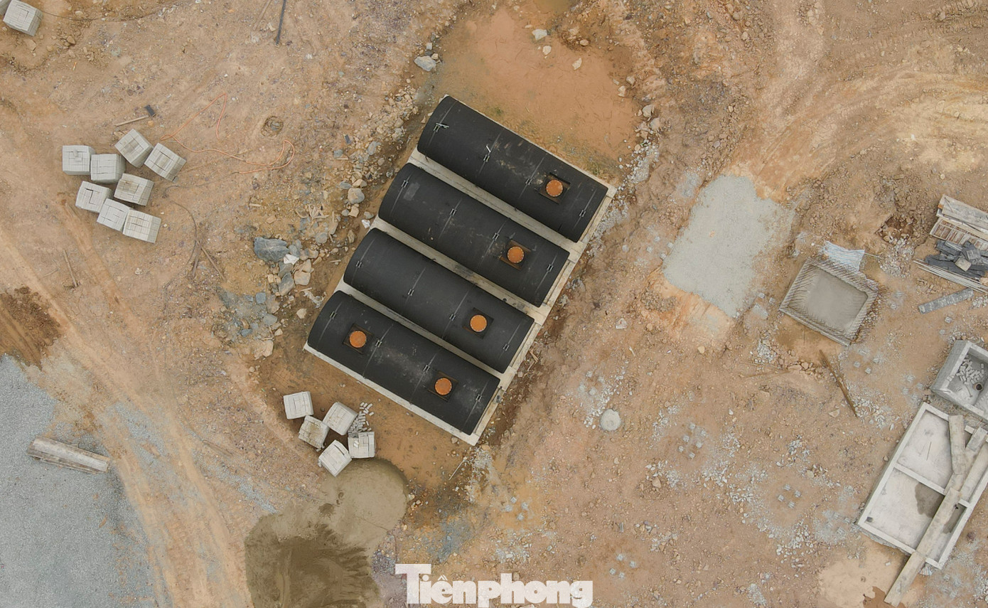 Tranh thủ thời tiết thuận lợi, chủ đầu tư yêu cầu các đơn vị thực hiện dự án đẩy nhanh việc san lấp mặt bằng, xây dựng các hạng mục tại trạm dừng nghỉ Cẩm Hưng trên cao tốc Hàm Nghi – Vũng Áng.