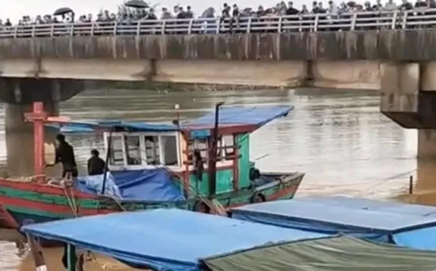 Khu vực nam sinh bị rơi xuống sông.