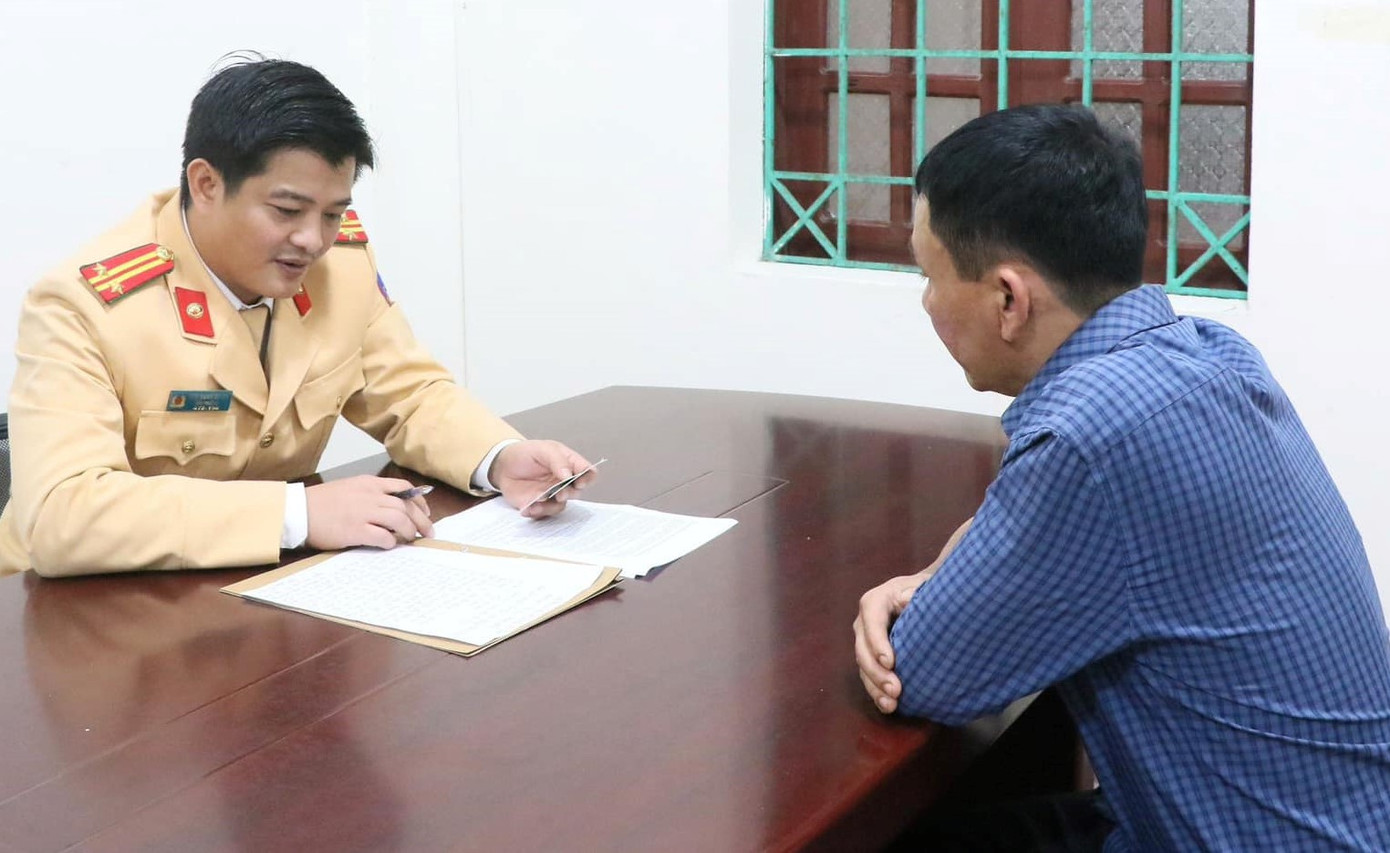 Cảnh sát giao thông làm việc với tài xế.