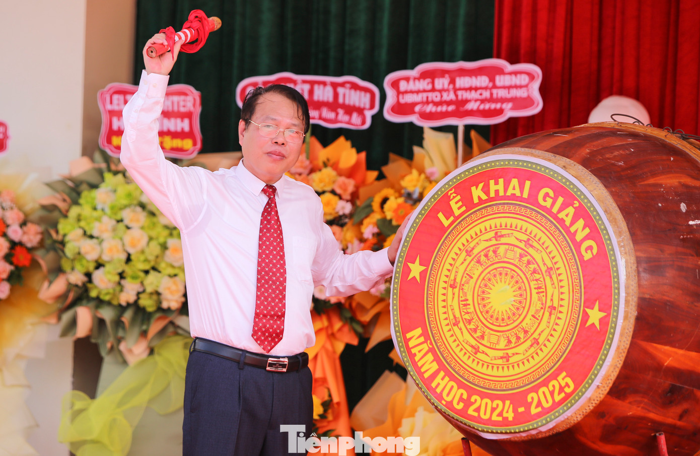 Năm học mới 2024 - 2025, nhà trường tuyển sinh 580 học sinh khối lớp 10, nâng tổng số học sinh toàn trường lên 1.610 em. Ông Phan Quang Tấn - Hiệu trưởng Trường THPT Lý Tự Trọng đánh trống khai giảng năm học mới.