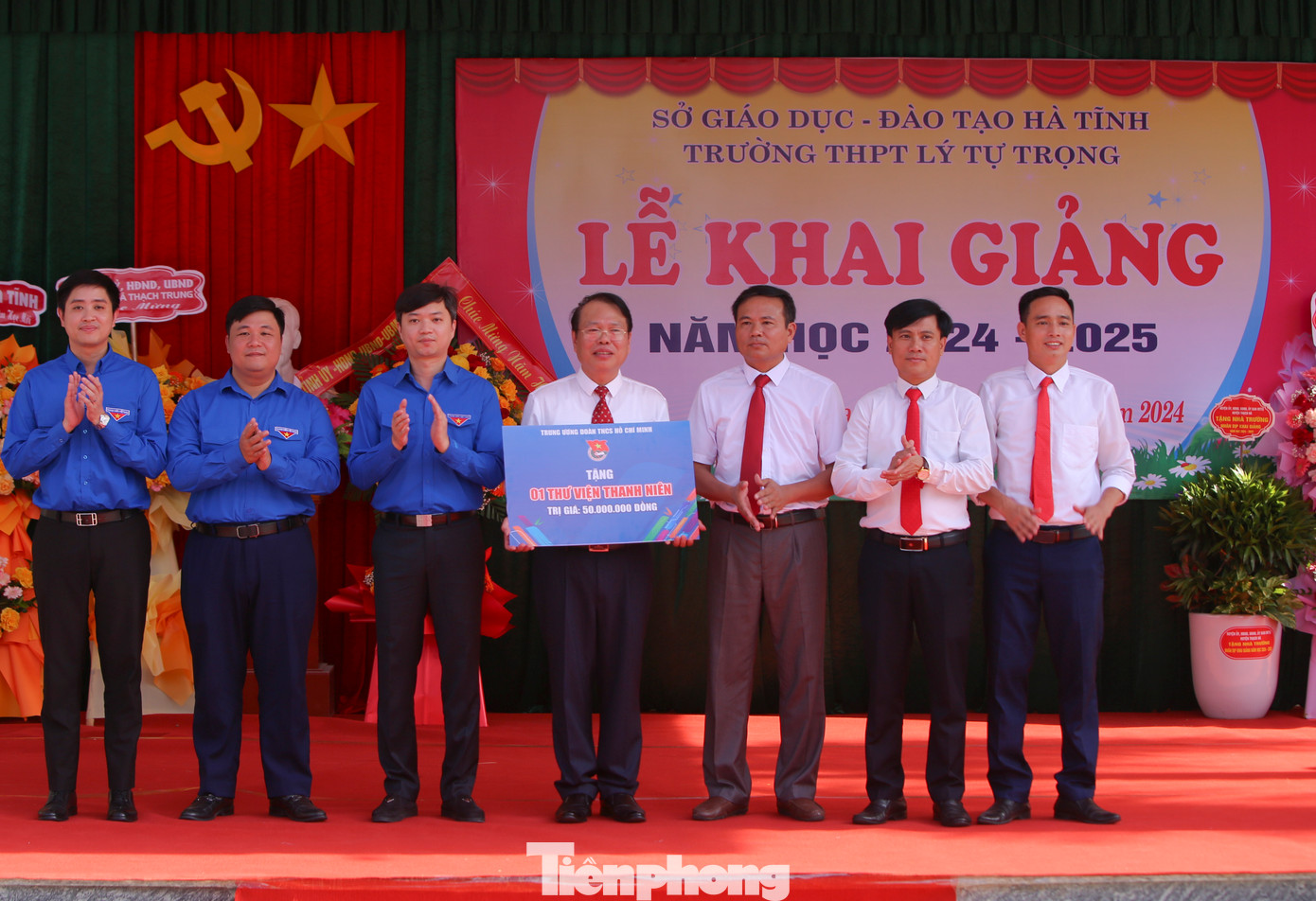 Bí thư Trung ương Đoàn Nguyễn Minh Triết trao tặng công trình “Thư viện Thanh niên” cho Trường THPT Lý Tự Trọng.