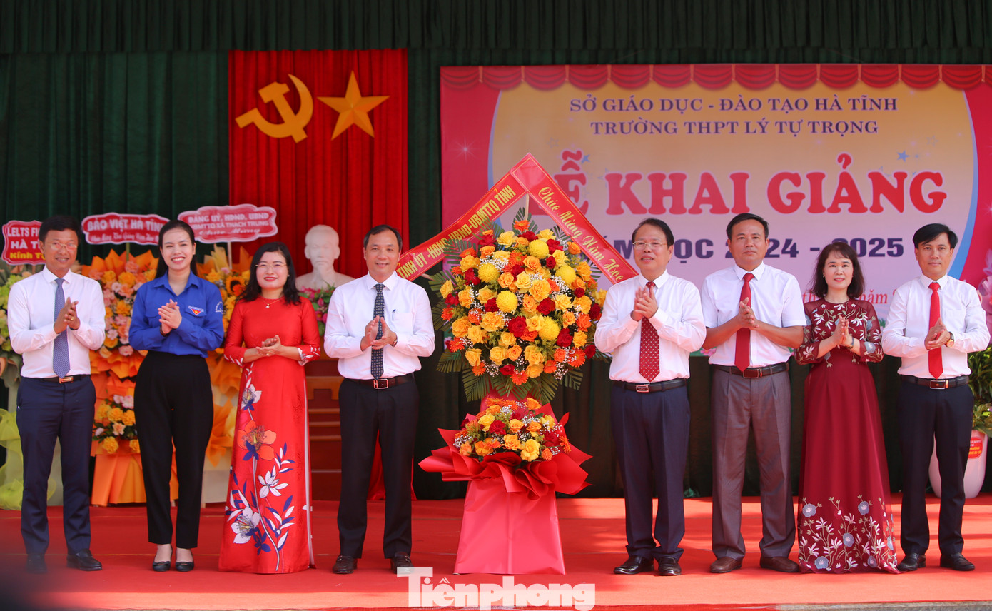 Bí thư Tỉnh ủy Hoàng Trung Dũng, lãnh đạo Sở GD&amp;ĐT, Tỉnh Đoàn Hà Tĩnh tặng hoa chúc mừng nhà trường.