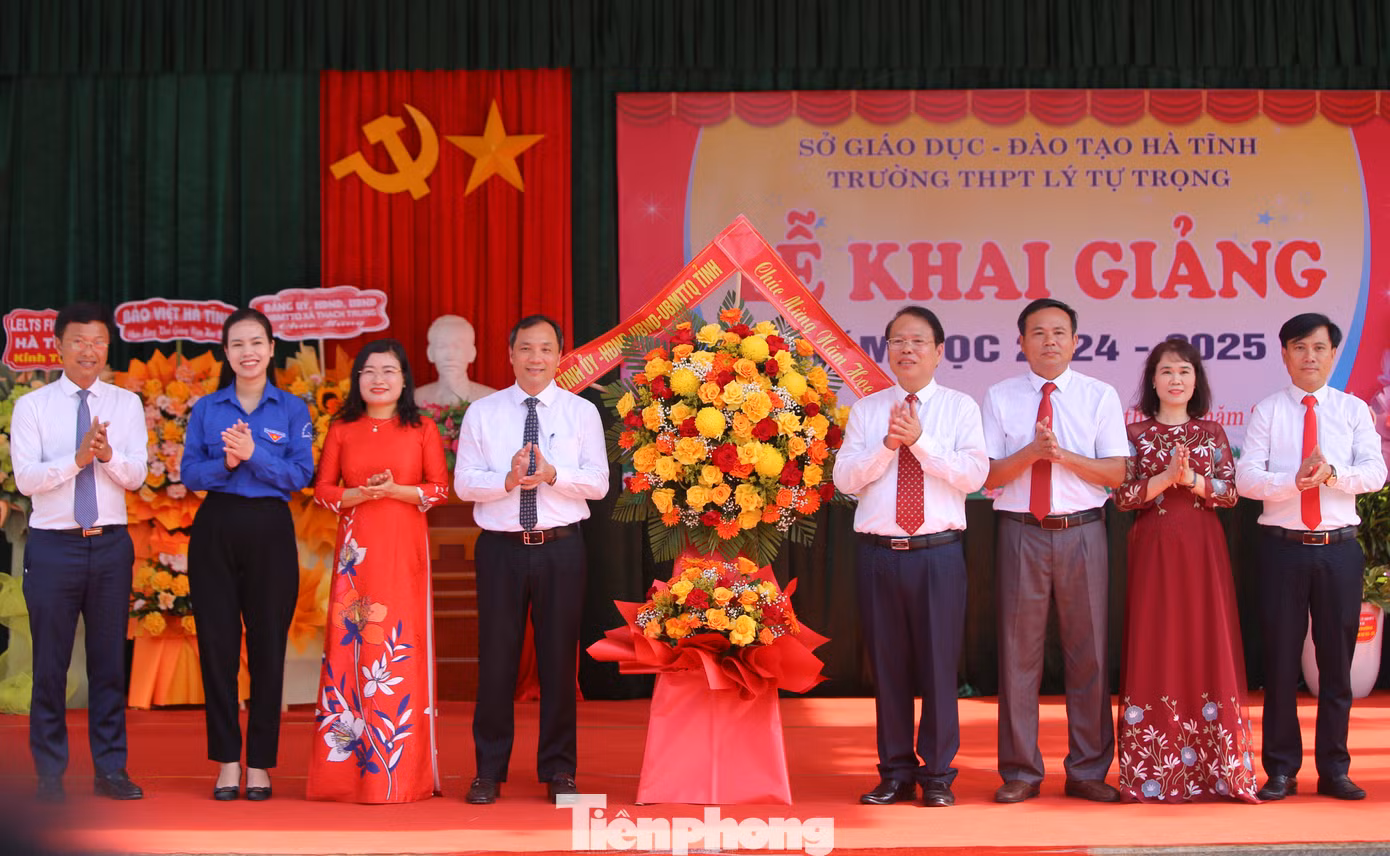 Bí thư Tỉnh ủy Hoàng Trung Dũng, lãnh đạo Sở GD&ĐT, Tỉnh Đoàn Hà Tĩnh tặng hoa chúc mừng nhà trường. Bí thư Tỉnh ủy Hoàng Trung Dũng, lãnh đạo Sở GD&ĐT, Tỉnh Đoàn Hà Tĩnh tặng hoa chúc mừng nhà trường.