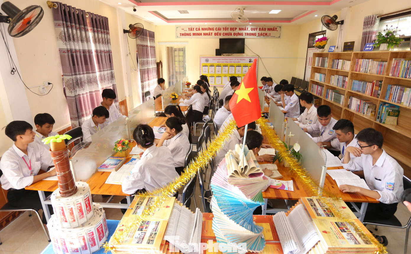 “Em rất vui vì trong trường có thêm thư viện đầy đủ các sách, báo, tư liệu để có thể tìm tòi, nâng cao văn hóa đọc sau những giờ lên lớp”, một học sinh chia sẻ.