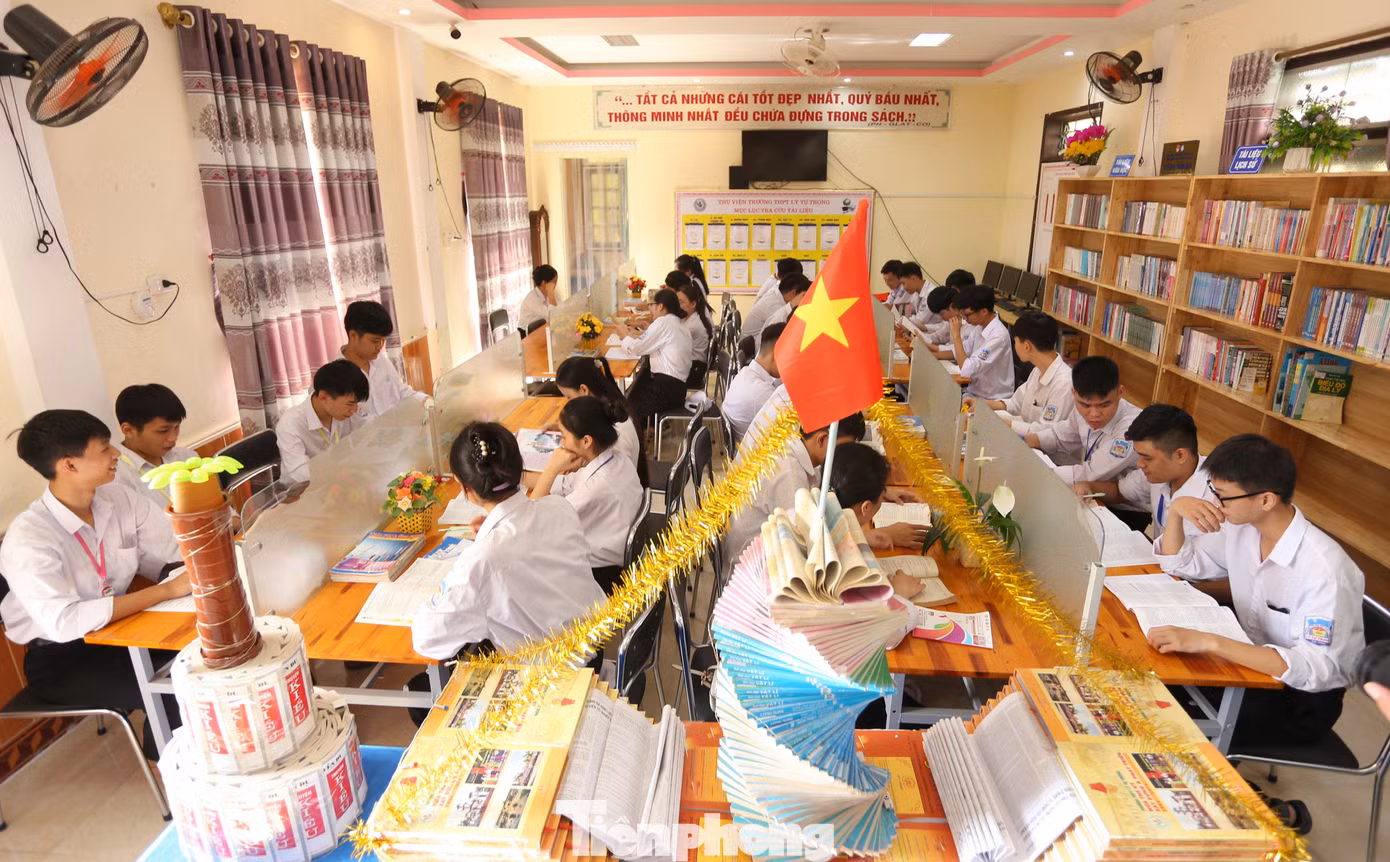 “Em rất vui vì trong trường có thêm thư viện đầy đủ các sách, báo, tư liệu để có thể tìm tòi, nâng cao văn hóa đọc sau những giờ lên lớp”, một học sinh chia sẻ. “Em rất vui vì trong trường có thêm thư viện đầy đủ các sách, báo, tư liệu để có thể tìm tòi, nâng cao văn hóa đọc sau những giờ lên lớp”, một học sinh chia sẻ.