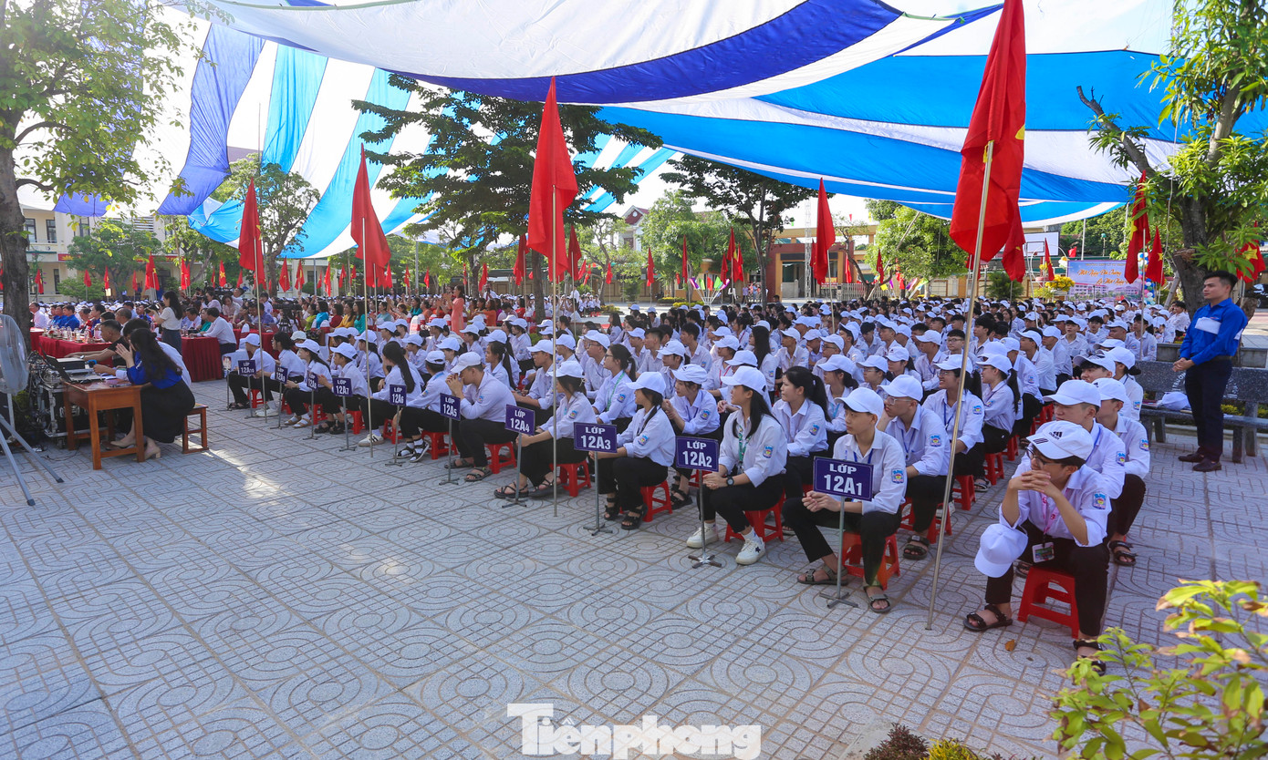 Cùng dự có lãnh đạo Sở GD&amp;ĐT, Tỉnh Đoàn Hà Tĩnh, huyện Thạch Hà và hơn 1.600 học sinh trong toàn trường.