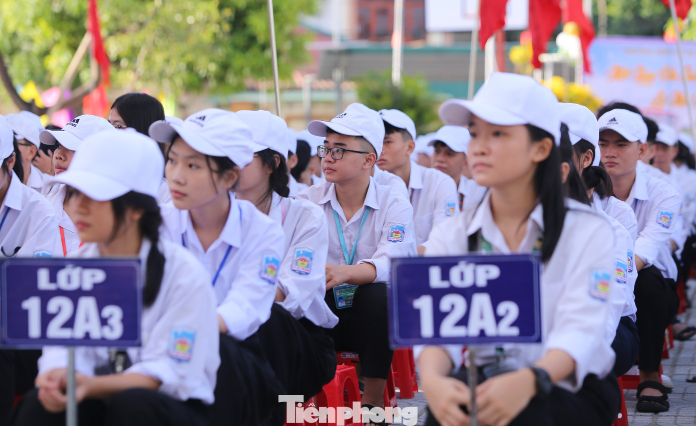 Ông Phan Quang Tấn - Hiệu trưởng Trường THPT Lý Tự Trọng cho biết, năm học 2023 - 2024, Trường THPT Lý Tự Trọng có 39 lớp với 1.551 học sinh. Kết thúc năm học, toàn trường có 85 học sinh xếp loại xuất sắc, 734 em xếp loại giỏi; 100% học sinh đậu tốt nghiệp THPT; tỷ lệ đậu đại học nguyện vọng 1 đạt 77%; có 138 lượt học sinh có điểm xét tuyển các tổ hợp 3 môn đạt điểm 27 trở lên.