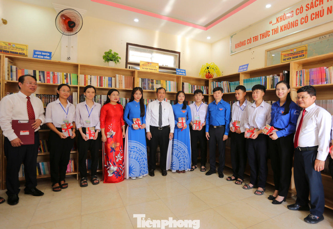 Đoàn công tác thăm công trình Thư viện Thanh niên với hàng nghìn đầu sách cho các em học sinh Trường THPT Lý Tự Trọng.