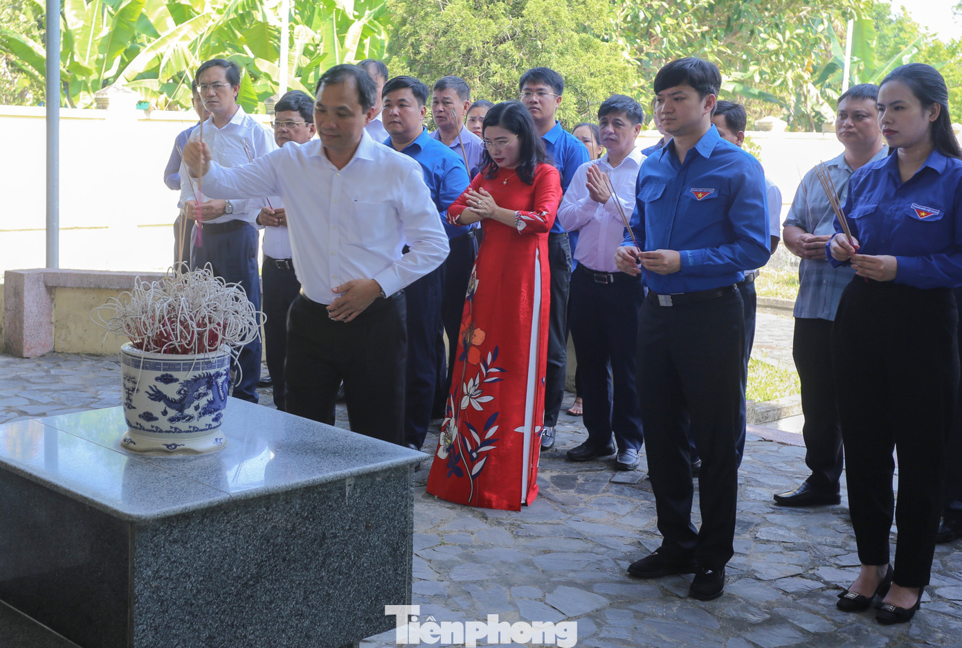Đoàn công tác T.Ư Đoàn và lãnh đạo Tỉnh ủy Hà Tĩnh dâng hương tại Khu di tích Chứng tích tội ác chiến tranh Trường cấp III Lý Tự Trọng.