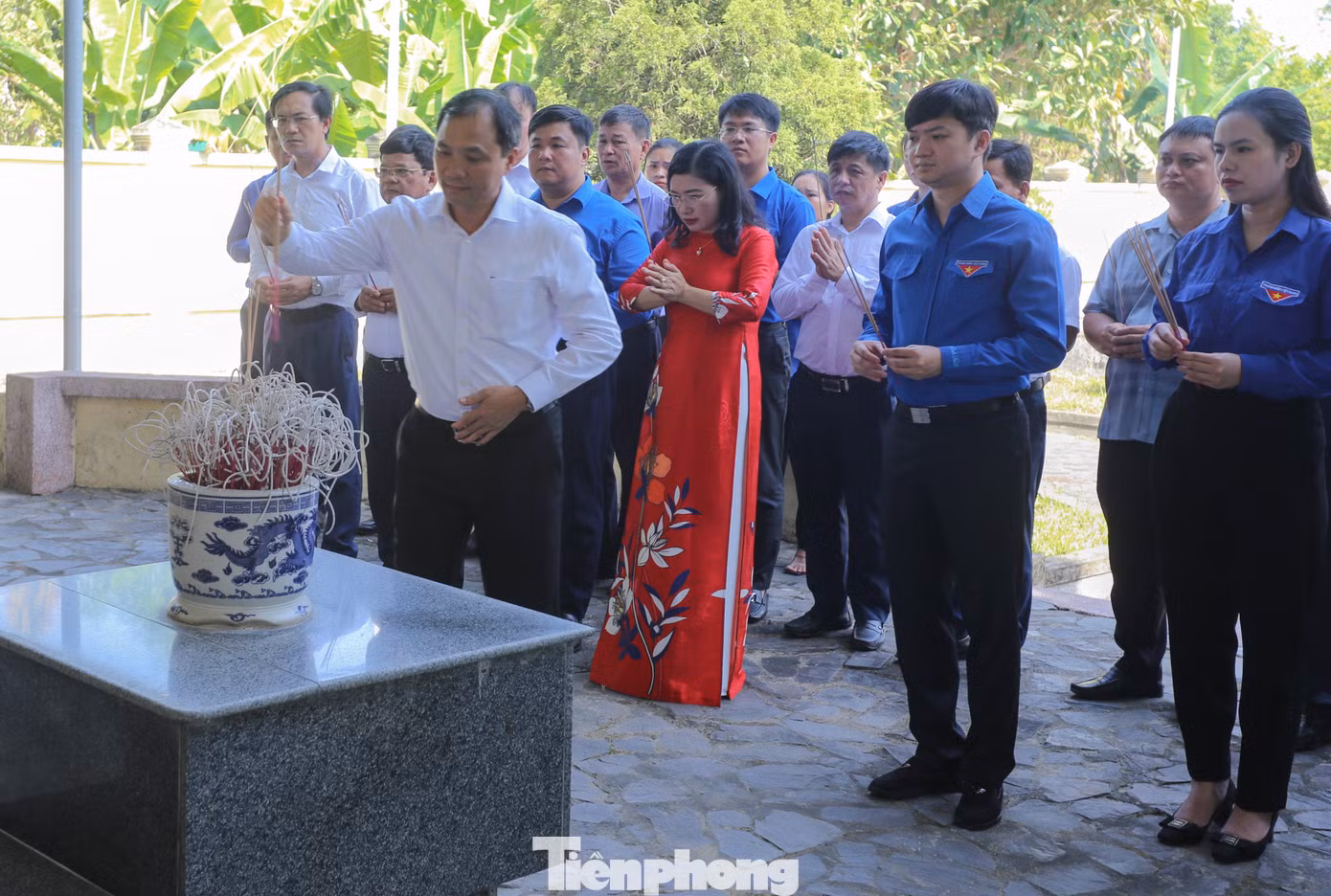 Đoàn công tác T.Ư Đoàn và lãnh đạo Tỉnh ủy Hà Tĩnh dâng hương tại Khu di tích Chứng tích tội ác chiến tranh Trường cấp III Lý Tự Trọng. Đoàn công tác T.Ư Đoàn và lãnh đạo Tỉnh ủy Hà Tĩnh dâng hương tại Khu di tích Chứng tích tội ác chiến tranh Trường cấp III Lý Tự Trọng.