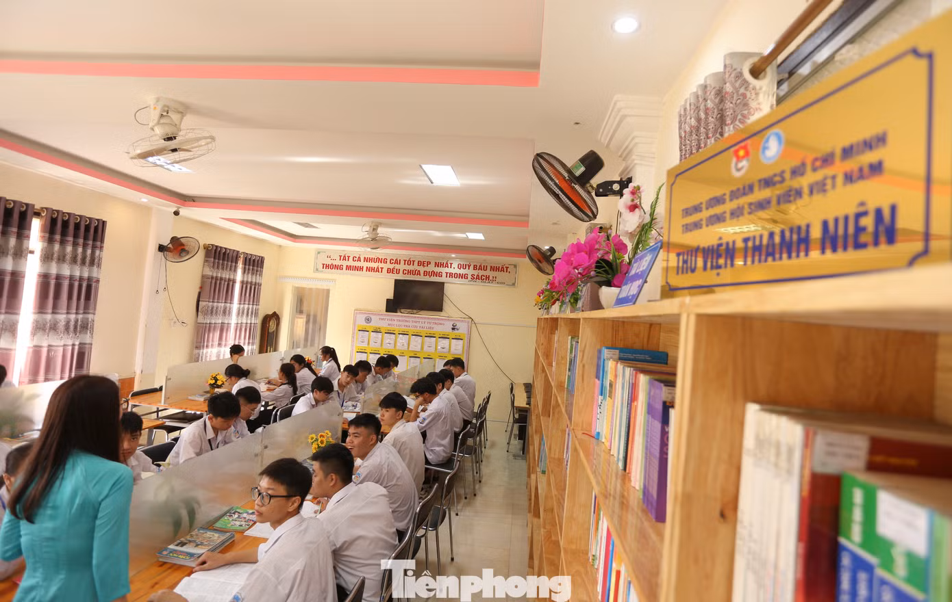“Em rất vui vì trong trường có thêm thư viện đầy đủ các sách, báo, tư liệu để có thể tìm tòi, nâng cao văn hóa đọc sau những giờ lên lớp”, một học sinh chia sẻ. “Em rất vui vì trong trường có thêm thư viện đầy đủ các sách, báo, tư liệu để có thể tìm tòi, nâng cao văn hóa đọc sau những giờ lên lớp”, một học sinh chia sẻ.