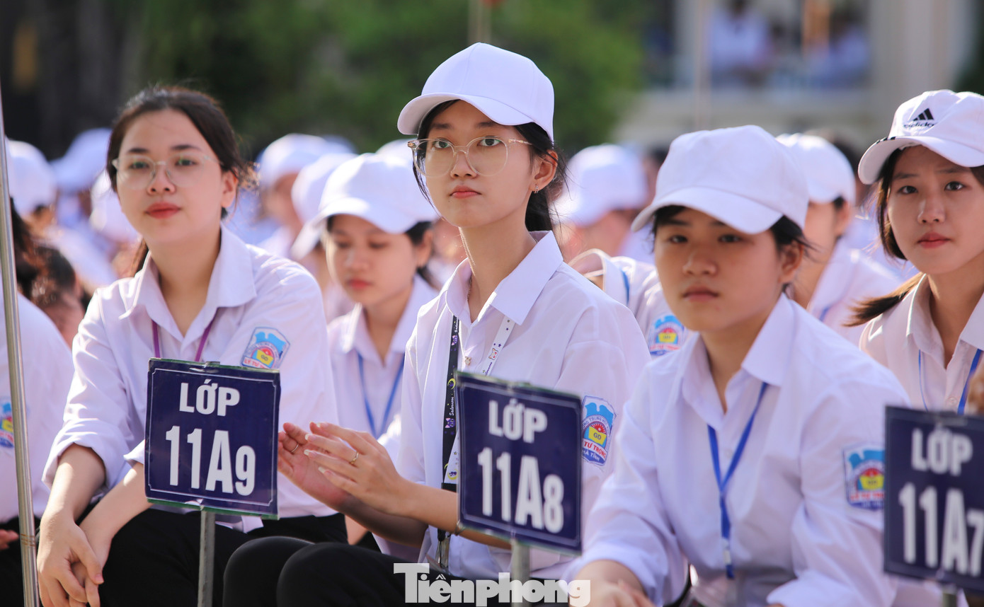 Ông Phan Quang Tấn - Hiệu trưởng Trường THPT Lý Tự Trọng cho biết, năm học 2023 - 2024, Trường THPT Lý Tự Trọng có 39 lớp với 1.551 học sinh. Kết thúc năm học, toàn trường có 85 học sinh xếp loại xuất sắc, 734 em xếp loại giỏi; 100% học sinh đậu tốt nghiệp THPT; tỷ lệ đậu đại học nguyện vọng 1 đạt 77%; có 138 lượt học sinh có điểm xét tuyển các tổ hợp 3 môn đạt điểm 27 trở lên.