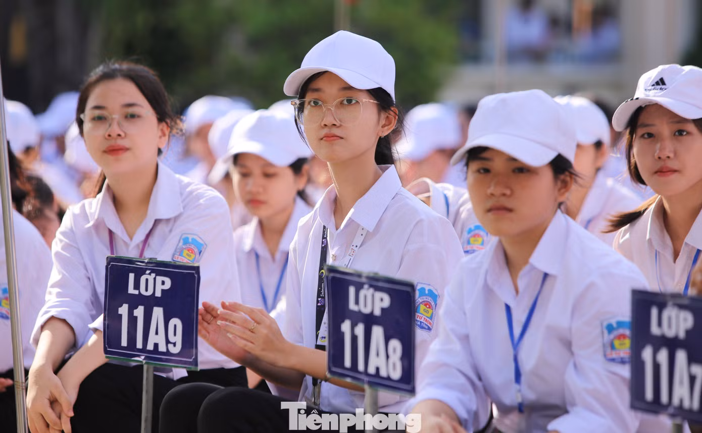 Ông Phan Quang Tấn - Hiệu trưởng Trường THPT Lý Tự Trọng cho biết, năm học 2023 - 2024, Trường THPT Lý Tự Trọng có 39 lớp với 1.551 học sinh. Kết thúc năm học, toàn trường có 85 học sinh xếp loại xuất sắc, 734 em xếp loại giỏi; 100% học sinh đậu tốt nghiệp THPT; tỷ lệ đậu đại học nguyện vọng 1 đạt 77%; có 138 lượt học sinh có điểm xét tuyển các tổ hợp 3 môn đạt điểm 27 trở lên. Ông Phan Quang Tấn - Hiệu trưởng Trường THPT Lý Tự Trọng cho biết, năm học 2023 - 2024, Trường THPT Lý Tự Trọng có 39 lớp với 1.551 học sinh. Kết thúc năm học, toàn trường có 85 học sinh xếp loại xuất sắc, 734 em xếp loại giỏi; 100% học sinh đậu tốt nghiệp THPT; tỷ lệ đậu đại học nguyện vọng 1 đạt 77%; có 138 lượt học sinh có điểm xét tuyển các tổ hợp 3 môn đạt điểm 27 trở lên.