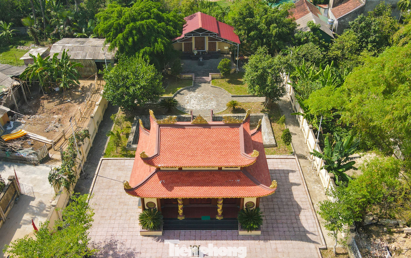 Theo tư liệu, ngày 19/8/1968, một quả bom ném xuống lán học lớp 9A, Trường cấp III Lý Tự Trọng tại xóm Ninh (nay là thôn Trửa, xã Việt Tiến), cướp đi sinh mạng của 16 học sinh vô tội và nhiều học sinh khác bị thương. Tội ác này đã để lại những vết thương, nỗi đau khôn nguôi cho gia đình và người ở lại. Năm 2009, Khu Di tích Chứng tích Tội ác chiến tranh Trường cấp III Lý Tự Trọng được xây cất tại vị trí lán hội trường cũ với diện tích khuôn viên 800m2.