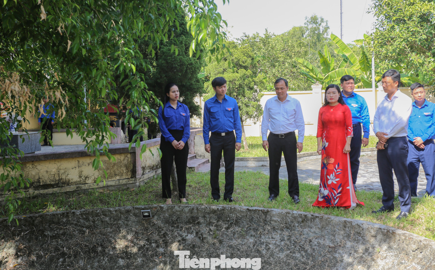 Sau lễ khai giảng, đoàn công tác T.Ư Đoàn và Tỉnh ủy Hà Tĩnh đã đến dâng hương tại Khu chứng tích Chiến tranh Trường cấp III Lý Tự Trọng (xã Việt Tiến, huyện Thạch Hà, Hà Tĩnh).