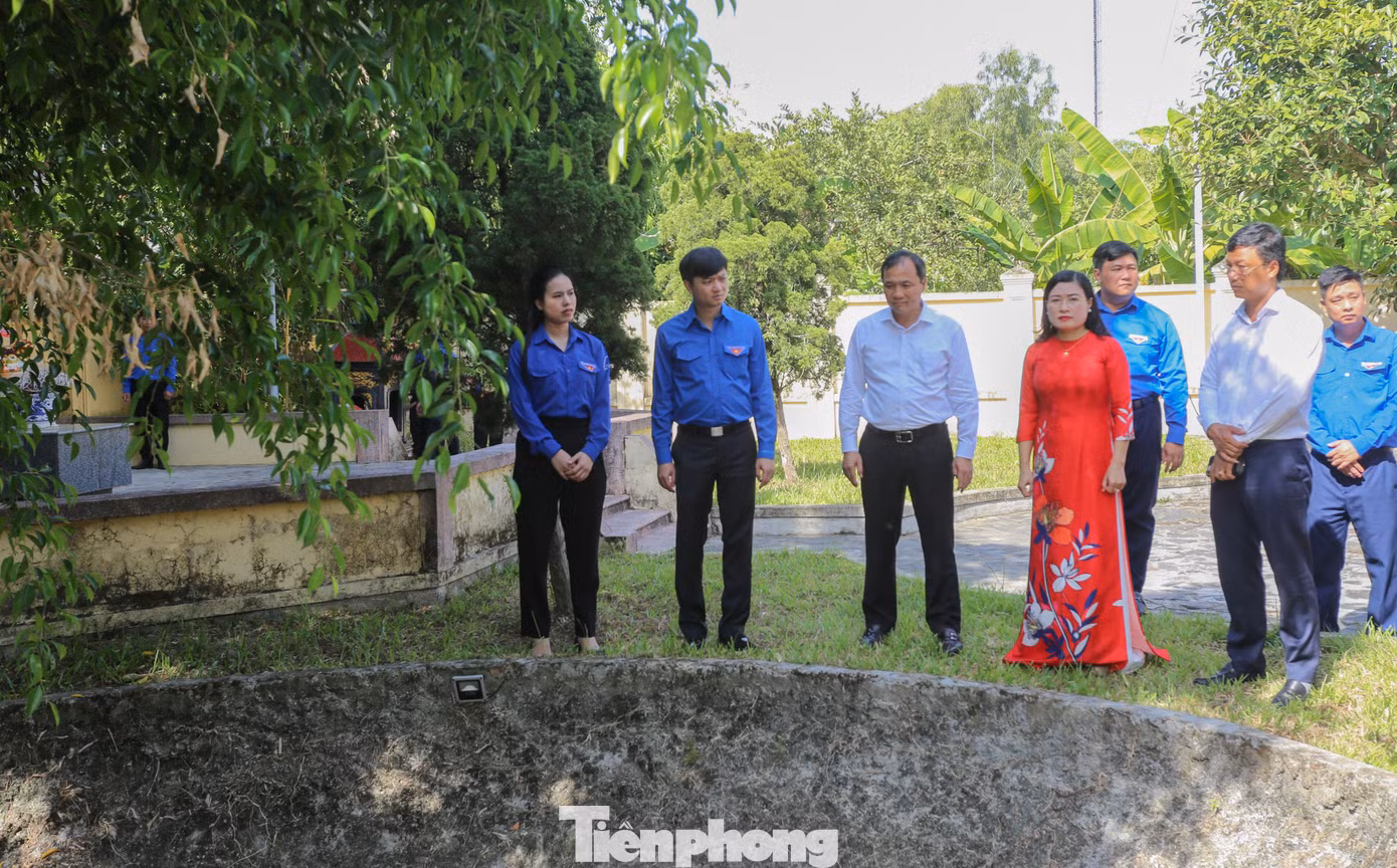 Sau lễ khai giảng, đoàn công tác T.Ư Đoàn và Tỉnh ủy Hà Tĩnh đã đến dâng hương tại Khu chứng tích Chiến tranh Trường cấp III Lý Tự Trọng (xã Việt Tiến, huyện Thạch Hà, Hà Tĩnh). Sau lễ khai giảng, đoàn công tác T.Ư Đoàn và Tỉnh ủy Hà Tĩnh đã đến dâng hương tại Khu chứng tích Chiến tranh Trường cấp III Lý Tự Trọng (xã Việt Tiến, huyện Thạch Hà, Hà Tĩnh).