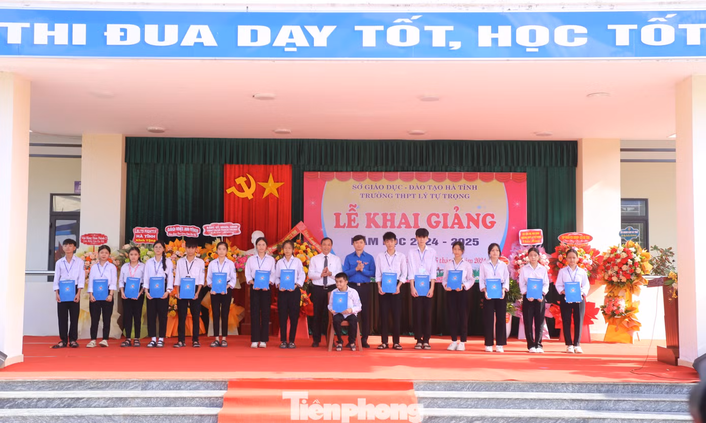 Bí thư Tỉnh ủy Hà Tĩnh Hoàng Trung Dũng và Bí thư T.Ư Đoàn Nguyễn Minh Triết trao tặng 15 suất học bổng "Tiếp sức đến trường", mỗi suất trị giá 2 triệu đồng cho học sinh có hoàn cảnh khó khăn vươn lên trong học tập. Bí thư Tỉnh ủy Hà Tĩnh Hoàng Trung Dũng và Bí thư T.Ư Đoàn Nguyễn Minh Triết trao tặng 15 suất học bổng "Tiếp sức đến trường", mỗi suất trị giá 2 triệu đồng cho học sinh có hoàn cảnh khó khăn vươn lên trong học tập.