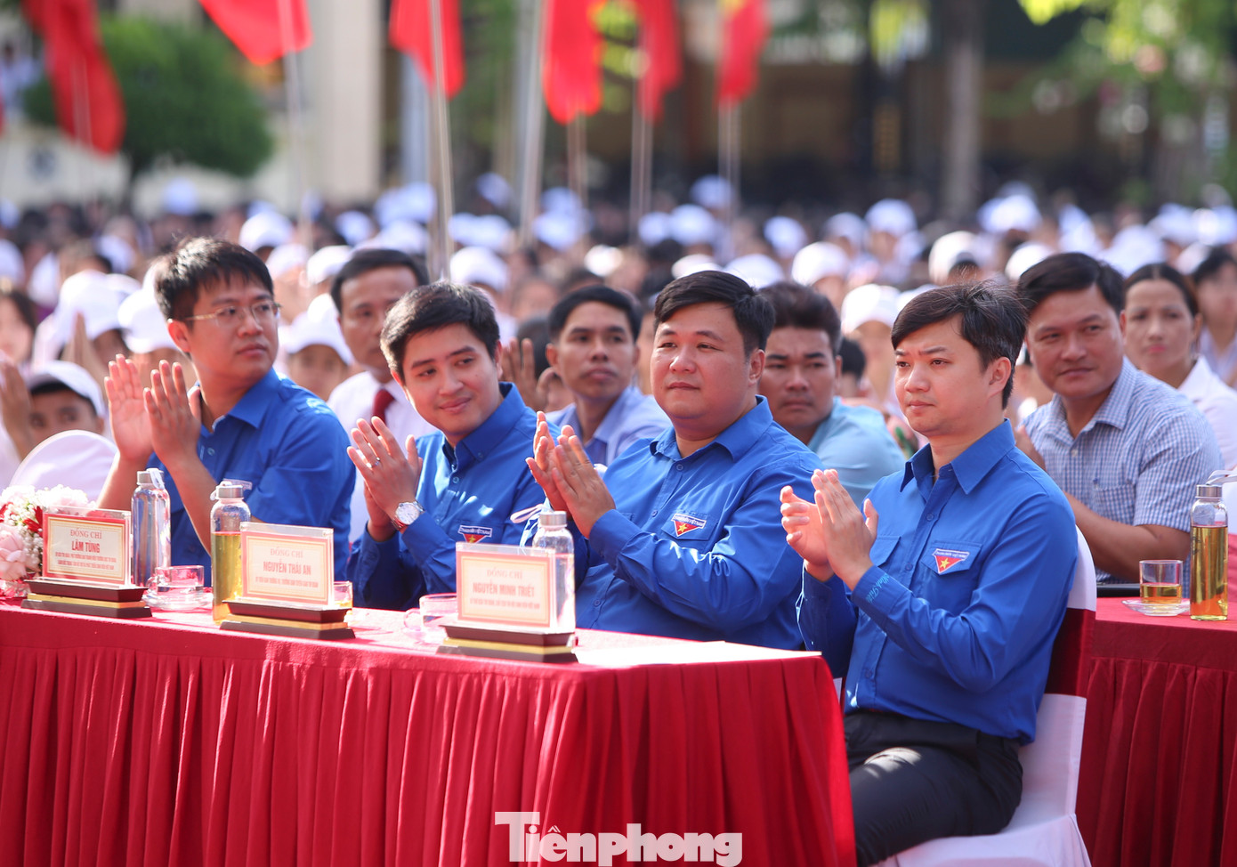 Sáng 5/9, anh Nguyễn Minh Triết - Bí thư T.Ư Đoàn, Chủ tịch Hội Sinh viên Việt Nam và Bí thư Tỉnh ủy Hà Tĩnh Hoàng Trung Dũng tới dự lễ khai giảng năm học mới 2024 – 2025 cùng cán bộ, giáo viên, học sinh Trường THPT Lý Tự Trọng (huyện Thạch Hà, Hà Tĩnh). Ảnh: Phạm Trường
