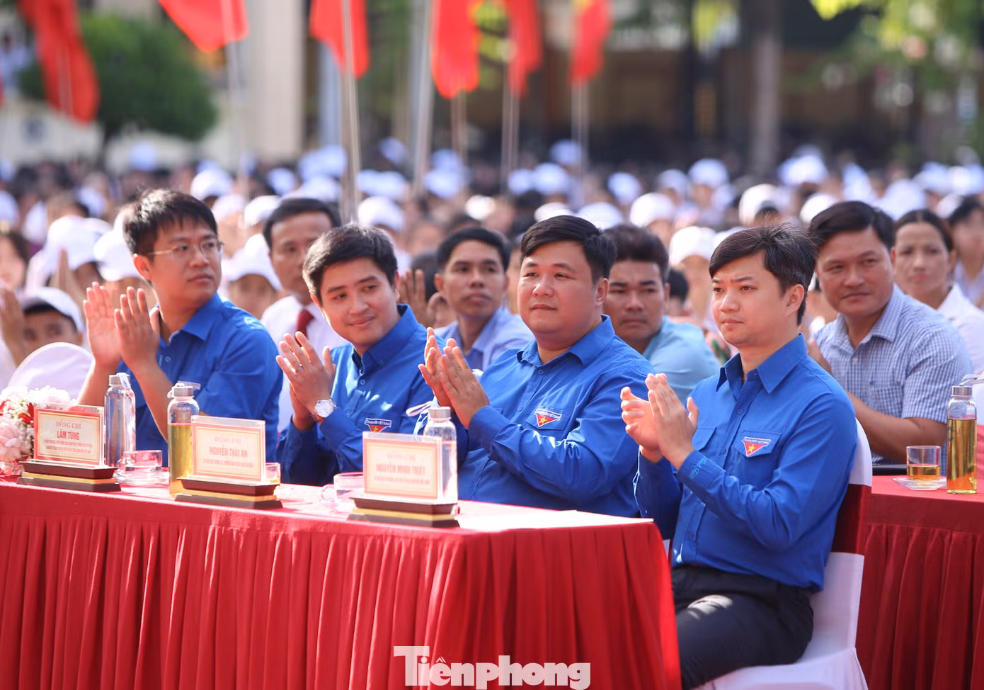 Sáng 5/9, anh Nguyễn Minh Triết - Bí thư T.Ư Đoàn, Chủ tịch Hội Sinh viên Việt Nam và Bí thư Tỉnh ủy Hà Tĩnh Hoàng Trung Dũng tới dự lễ khai giảng năm học mới 2024 – 2025 cùng cán bộ, giáo viên, học sinh Trường THPT Lý Tự Trọng (huyện Thạch Hà, Hà Tĩnh). Ảnh: Phạm Trường Sáng 5/9, anh Nguyễn Minh Triết - Bí thư T.Ư Đoàn, Chủ tịch Hội Sinh viên Việt Nam và Bí thư Tỉnh ủy Hà Tĩnh Hoàng Trung Dũng tới dự lễ khai giảng năm học mới 2024 – 2025 cùng cán bộ, giáo viên, học sinh Trường THPT Lý Tự Trọng (huyện Thạch Hà, Hà Tĩnh). Ảnh: Phạm Trường