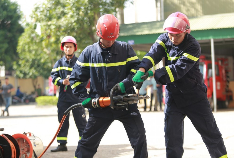 Các phương tiện trong công tác chữa cháy và cứu nạn cứu hộ được lực lượng cảnh sát thực hành chuyên nghiệp để người tham gia trải nghiệm.