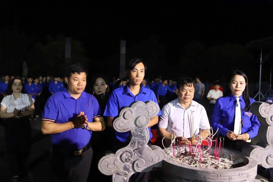 Phó Bí thư Tỉnh Đoàn Hà Tĩnh Từ Tuấn Phương cùng đại biểu dâng hương.