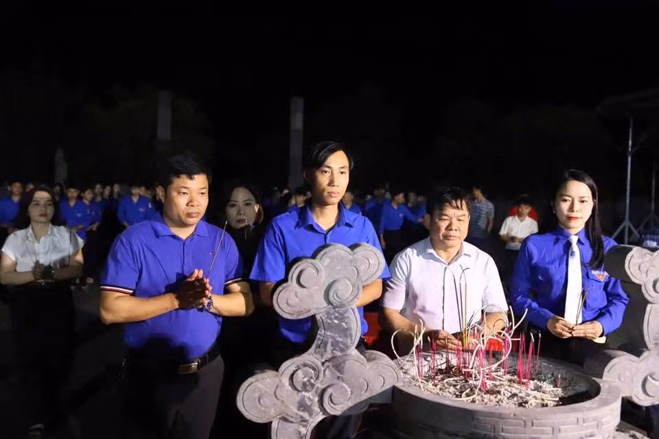 Phó Bí thư Tỉnh Đoàn Hà Tĩnh Từ Tuấn Phương cùng đại biểu dâng hương.